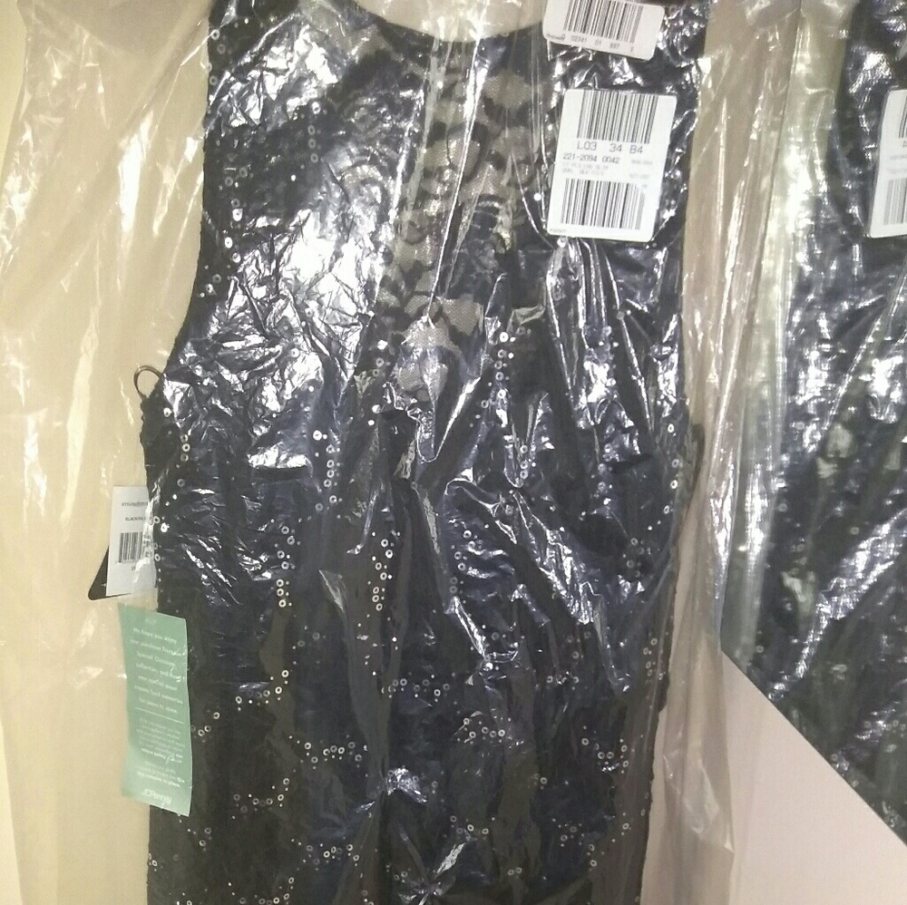 Dress - Picture 3 of 4